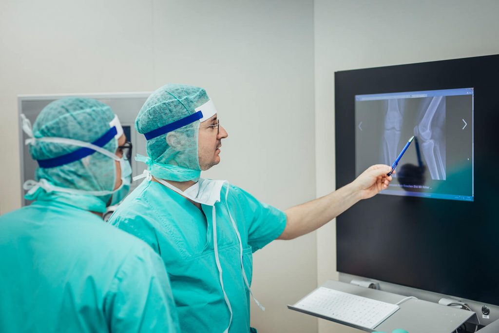 Dr. Figl betrachtet Röntgenbild vor Operation
