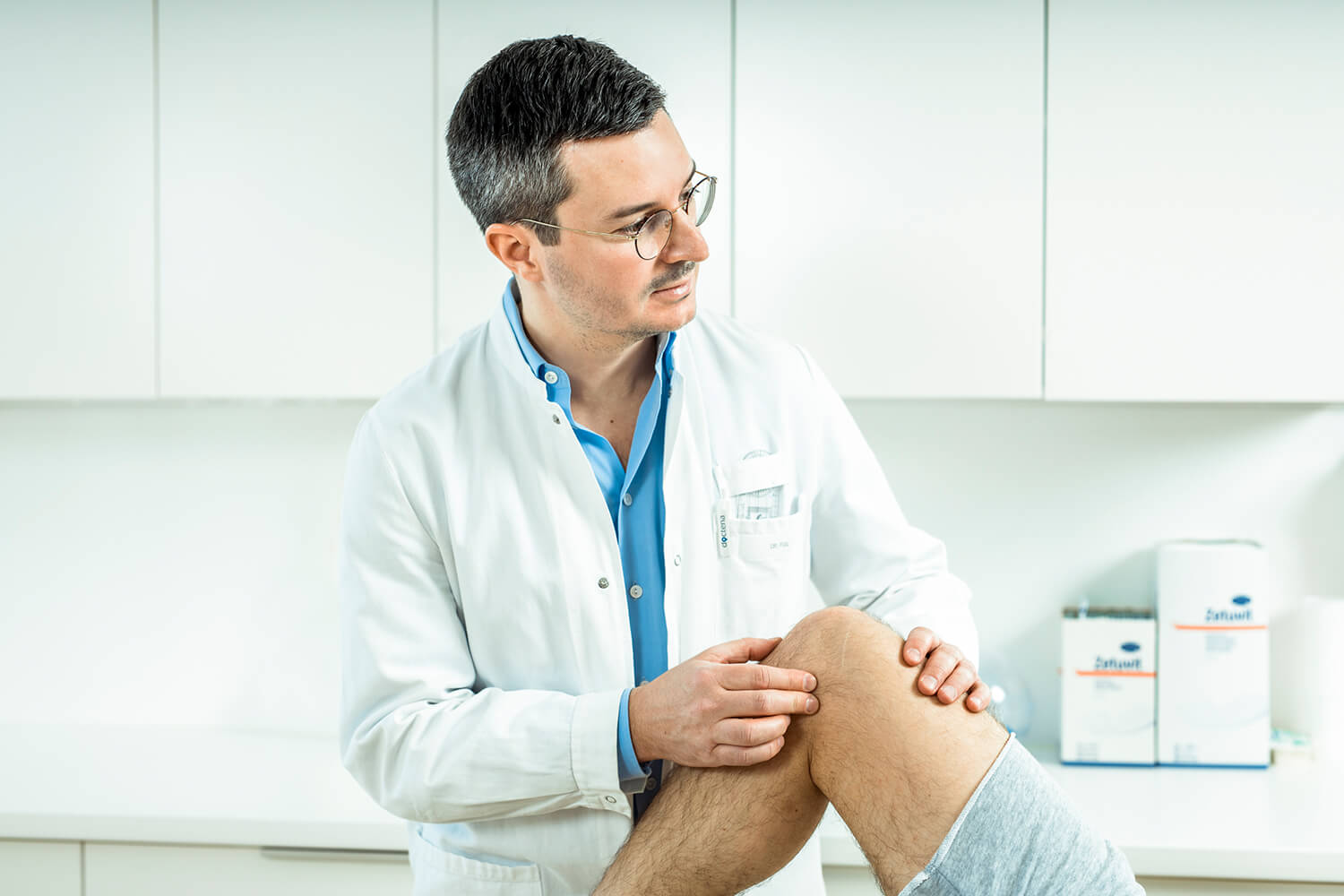 Arzt untersucht Knie nach Meniskusverletzung