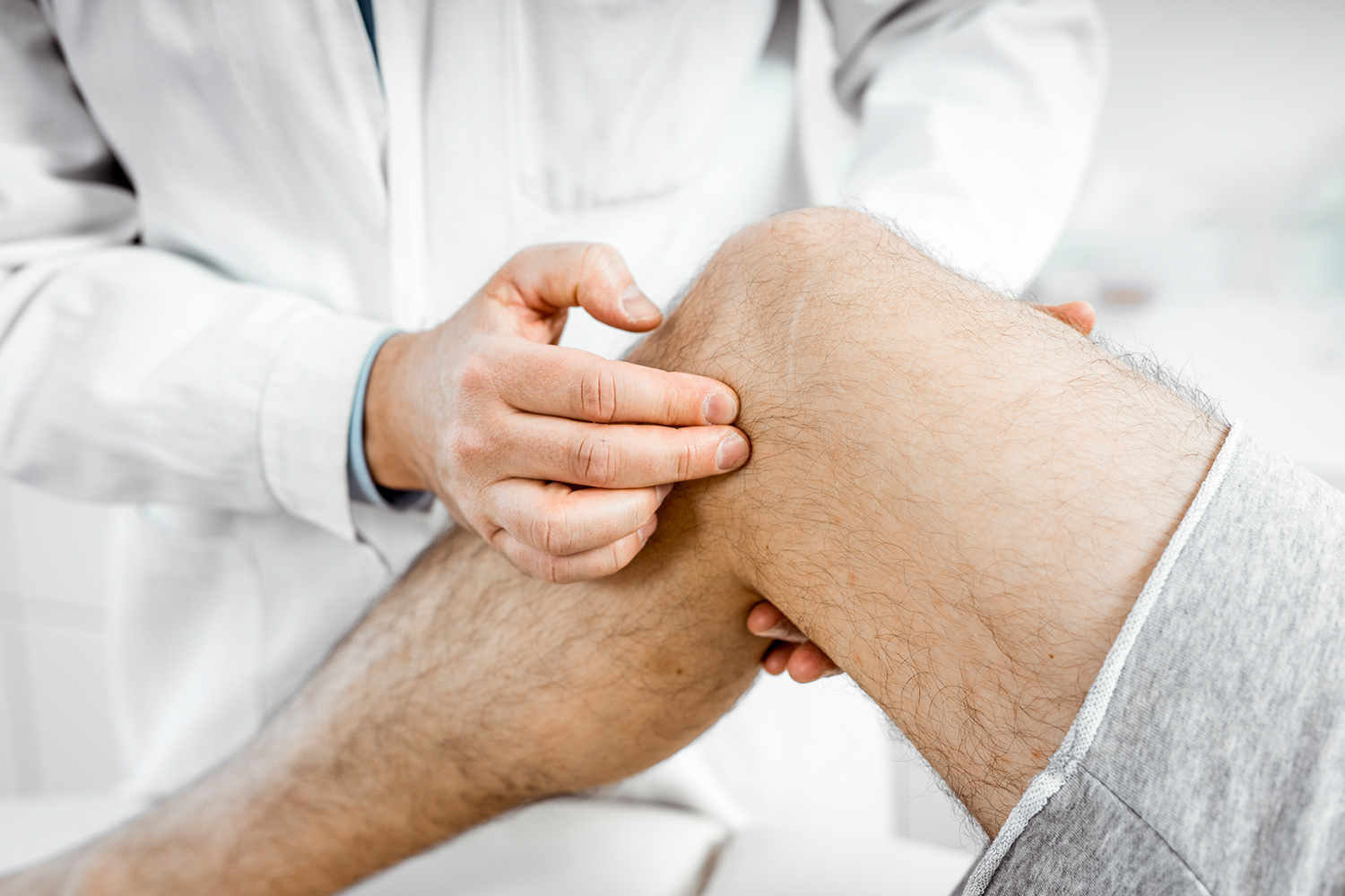 Arzt untersucht ein Knie mit Meniskusriss